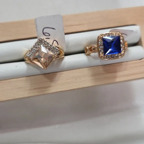 Lot of 2 Fashion Rings Gold Tone Blue & Peach Crystal Rings Rhinestones Elegant - Picture 2 of 6